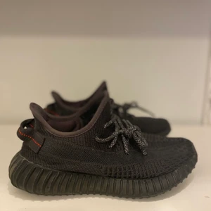 Yeezy 350 tripleblack - Ingen box endast skorna passar perfekt för dig med 38-40