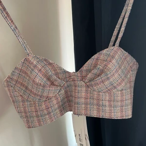 Sommartopp  - Drömmig sommartopp från zara i vävt material med glitter trådar i. Storlek M, aldrig använd med lappen kvar💘älskar denna men säljer då den inte kommit till användning. Passar både M och S!🌸