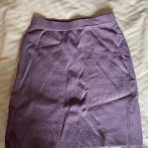 Säljer denna jättesöta lila kjol från Asos. Använd en gång!💗🌸