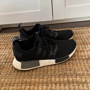 Adidas NMD skor - Fina och väldigt sköna Adidas NMD skor i storlek 38 2/3! Säljes på grund av att de tyvärr är för stora för mig. Nypris 1200 kr.