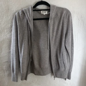 Soft Goat - Mysigaste hoodien från Soft Goat! Den är i storlek S och är sååå mjuk! 😍 nypris är 2295kr 🧸 SLUTSÅLD PÅ HEMSIDAN!!! ‼️‼️Mer än 60 pers har hört av sig och är intresserade av denna tröjan, har nu startat en budgivning!! BUD MÅSTE ÖKA MED 20kr!!! ‼️‼️