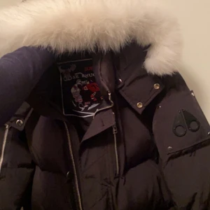 Moose Knuckles  - Använd några gånger, strl M. Riktigt bekväm och varm. Säljer pga ska flytta utomlands.