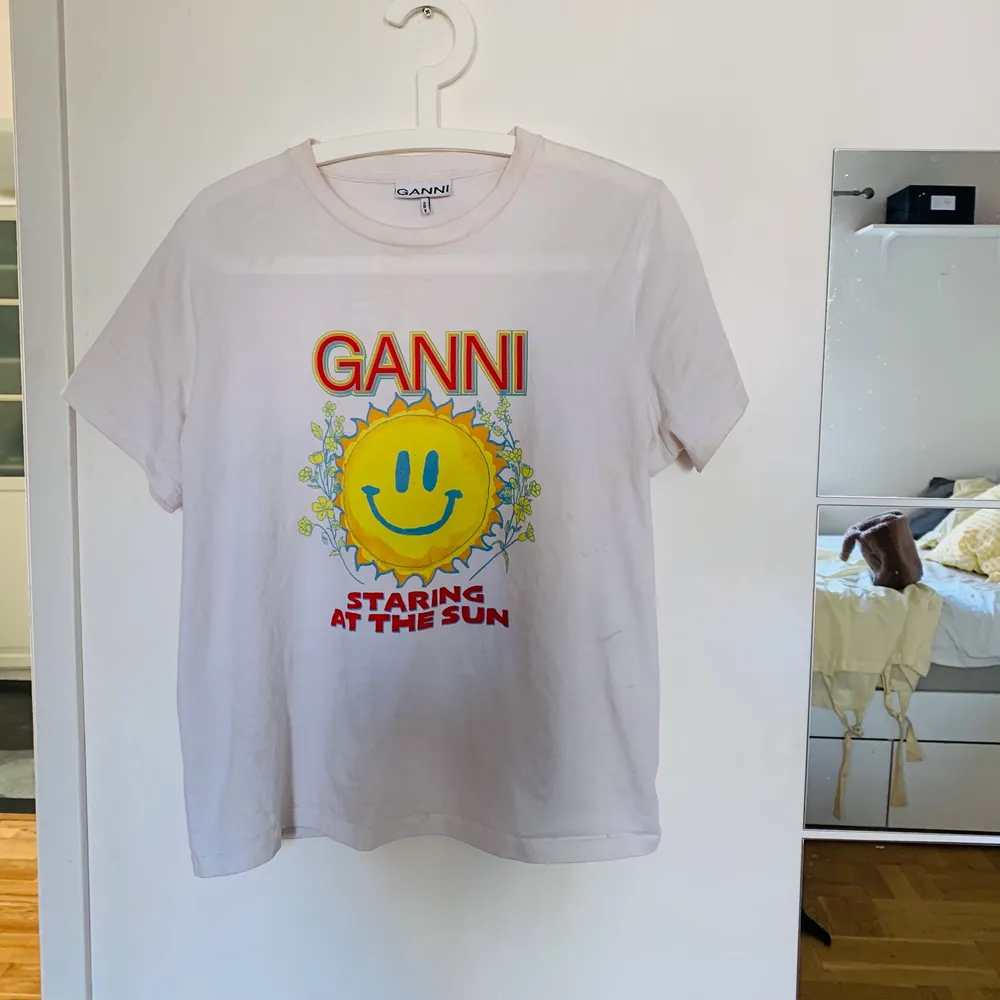 Säljer denna smiley T-shirt från ganni från sommarkollektionen 2021, sällan använd dvs bra skick! Köpt för 900kr storlek S men passar även M. T-shirts.