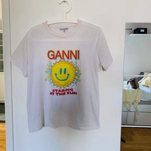 Säljer denna smiley T-shirt från ganni från sommarkollektionen 2021, sällan använd dvs bra skick! Köpt för 900kr storlek S men passar även M