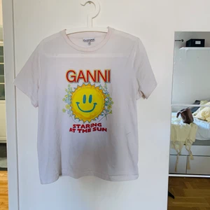 T-shirt från ganni  - Säljer denna smiley T-shirt från ganni från sommarkollektionen 2021, sällan använd dvs bra skick! Köpt för 900kr storlek S men passar även M