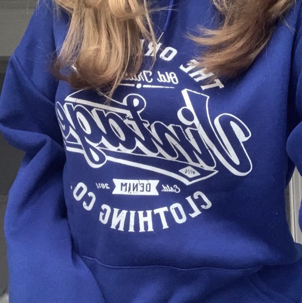 Supermysig och snygg hoodie från shein i storlek XS! Den är i fint skick och helt oanvänd💓 Passformen är fin och lagom i storleken. Kontakta vid frågor eller intresse, frakt tillkommer💓. Tröjor & Koftor.