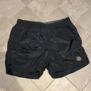Stone island bad shorts - Detta är ett par stone island bad shorts som ör använda 5 gånger. De är i fint skick. De kostar nya mellan 1200 till 1500. Jag kommer sälja dessa för 700 kr exklusive frakt. De är junior storlek