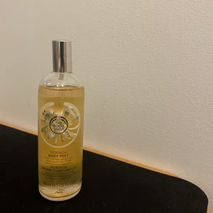 THE BODY SHOP  - Body mist i ’moringa’ från The Body Shop. Knappt använd 🤍 spårbar frakt 57kr! 