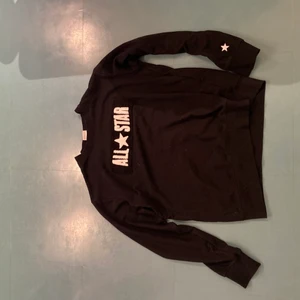 Converse sweatshirt  - Svincool Converse sweatshirt med brodering köpt secondhand använd fåtal gånger. Väldigt bra skick, tyvärr är den för liten för mig
