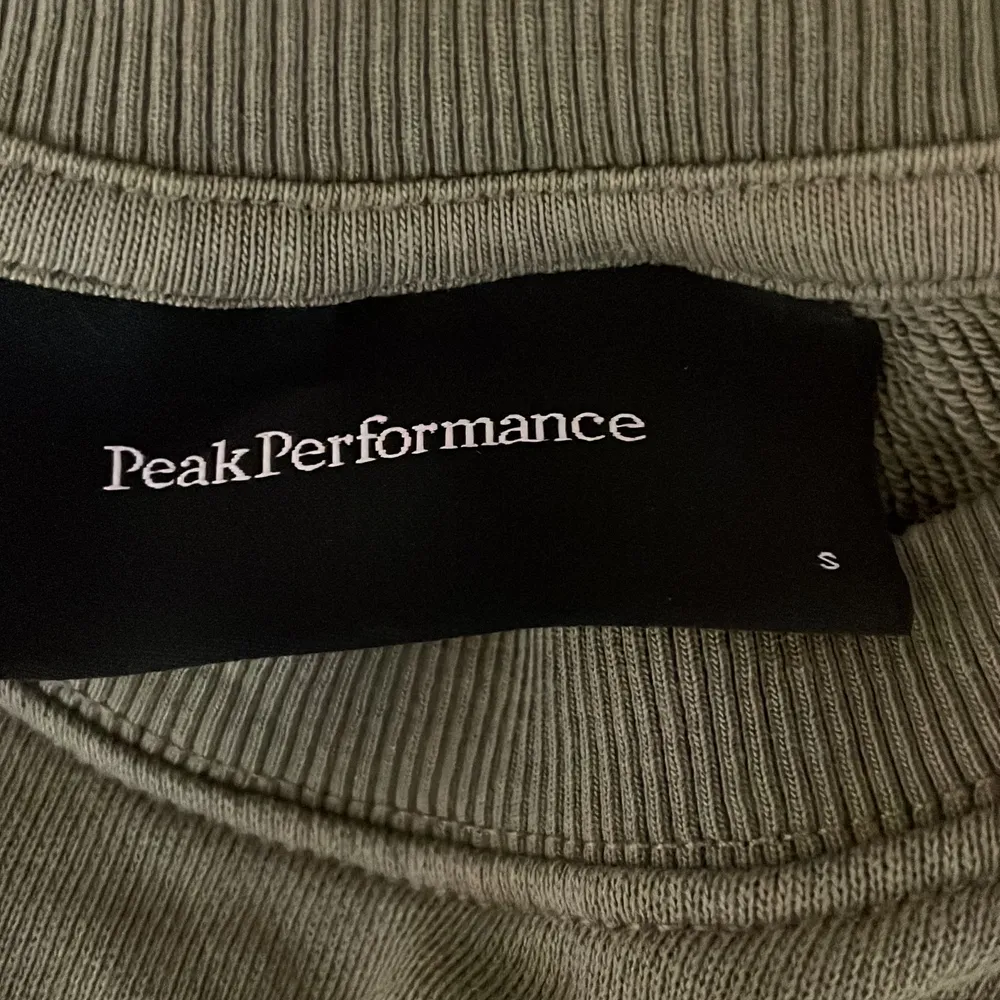 Detta är en peak performance tröja som är använd max 1 gång. De ör i ny skick och ny pris vet jag ej. Jag kommer sälja denna för 350 kr exklusive frakt. De ör storlek small.. Tröjor & Koftor.