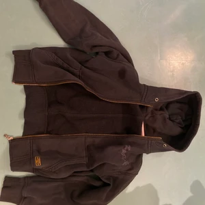 Peak performance hoodie - Svart Peak performance hoodie köpt på sellpy. Säljer pga används inte längre. Bra skick, inga tydliga defekter. Knappt använd