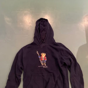 RALPH LAUREN HOODIE - Gammal Ralph lauren hoodie som inte använts på flera år. Säljer pga för liten. Bra skick, lite solblekt.