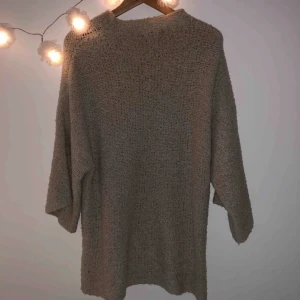 Massimo Dutti lång tröja/klänning - En lång tröja/klänning från Massimo Dutti💕 Köpt för 1200kr. Väldigt fint material🥰 Knappt använd då jag inte fått användning för den. 