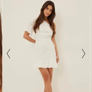 Vit klänning  - Säljer denna vita, söta och superfina klänning från NAKD. Helt slutsåld på hemsidan i alla storlekar. Nypris 530kr. Perfekt till sommaren eller studenten 😍 Hör av er vid frågor, köparen står för frakten🚚❤️ helt ny och oanvänd med prislapp kvar!!