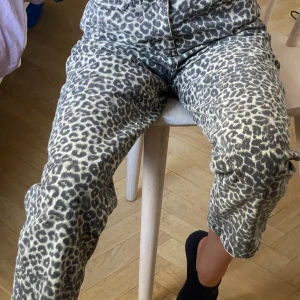 Jeans med leopardmönster - Högmidjade jeans med leopardmönster från Urban Outfitters, storlek W26 L30.