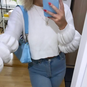 Vit stickad tröja - Säljer denna superfina stickade tröjan från misslisibells kollektion från NA-KD år 2020, sparsamt använd (4/5 gånger) är fläckfri och i ett mycket bra skick. Superfin till våren och kallare sommarkvällar 💕💕💕💕💕 lånad bild (kan skicka mer bilder vid intresse) 