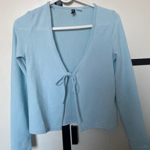 Kofta - En jätte fräsch fin ”kofta” där man kan välja om man vill ha öppet eller knyta. Så fin färg som jag använt en gång, inte rikigt min stil längre men tycker den är så fräsch och super fint till sommarn☀️