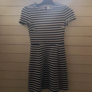 Randig klänning - En super fin blå- vit randig klänning från H&M i storlek 32. Sitter jättefint på och har super skönt material! Köparen står för frakten💓