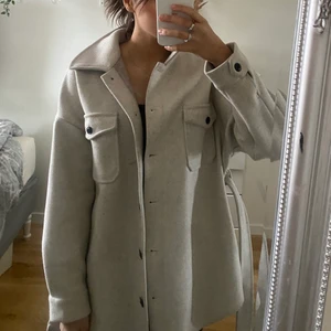 Kappa - Säljer denna gråa kappa från Nelly, den är i väldigt bra skick!! Köp dirket för 180+ frakt 