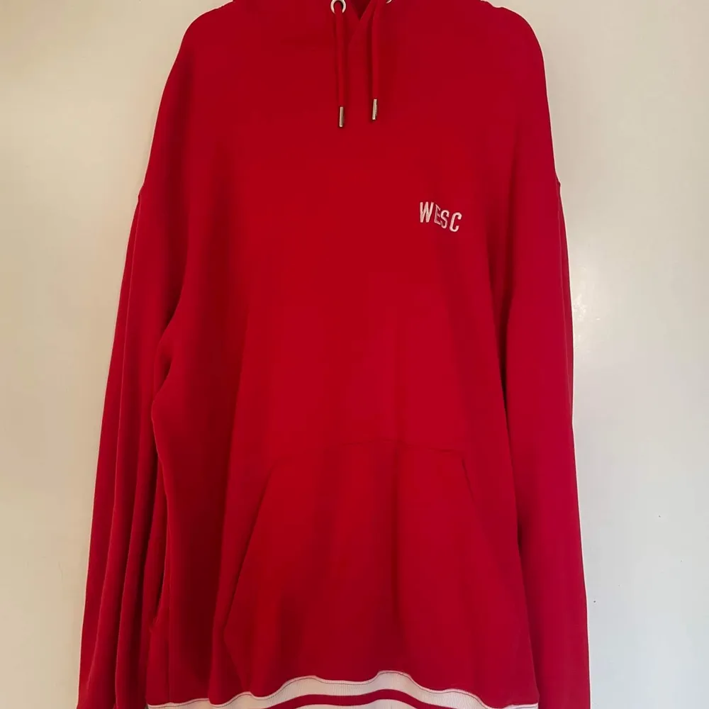 En röd hoodie från wesc!. Hoodies.