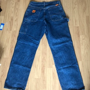 wrangler carpenter byxor - tvär feta wrangler carpenter byxor i storlek W32L32, köparen står för frakt💚