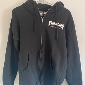 Trasher zip hoodie - Svart zip hoodie från trasher. Endast använd fåtal gånger så super bra pris! Köpt för 1500