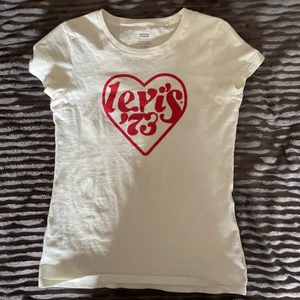 Tshirt - Använd ganska mycket men inga speciella slitningar eller något. Köpt på levis i usa. Skriv om du har frågor elelr för förr bilder. Passar strl xs-s🥰 många är intresserade så buda ❤️