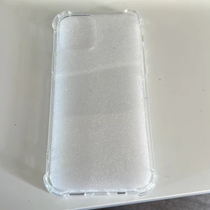 Skyddsskal till iPhone 12 PRO  - Helt nytt genomskinligt skal bara öppnat! Tjockt skal skyddar mot fallskador! 