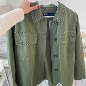 Grön jacka från Zara - Intressekoll på denna as snygga jacka från Zara! Nästan aldrig använd så i nyskick, snyggt till våren💕storlek xs men lite stor i storleken så skulle även passa s 