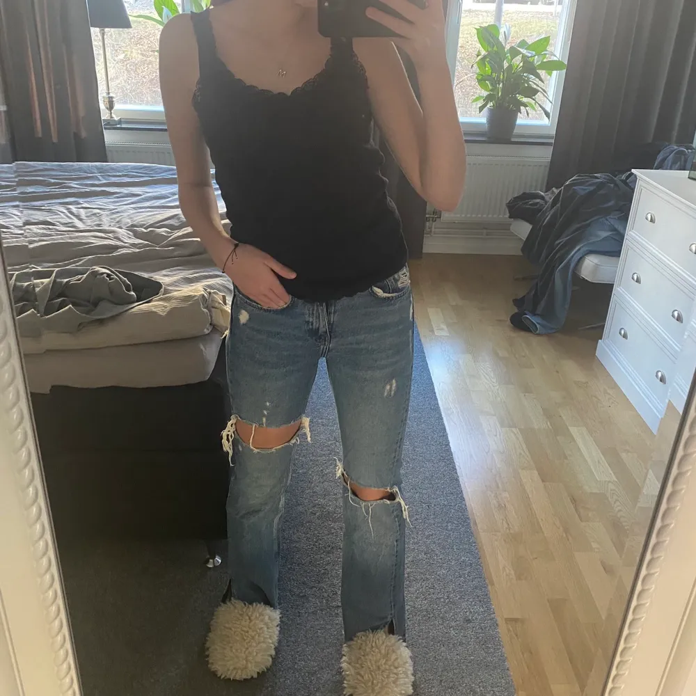 Säljer mina sjukt snygga favorit jeans med snygga slitningar!! Helt skyddad sålda. . Jeans & Byxor.