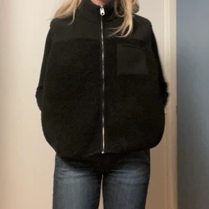 Ullig väst - Större i storleken