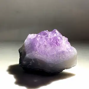 💜Lila bergskristall💜Den lila bergskristallen ger dig mod att våga det där lilla extra. En kristall som hjälper oss att nå överflödet i livet. Stärker vår tanke att kunna se klart, istället för att leva i stress och oror💜 Såklart 100% äkta kristall✨