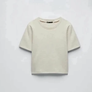 Stickad t-shirt från zara - Jag säljer min jätte fina stickade t-shirt  från zara. Jag har använt tröja 1 gång och säljer pågrund av att jag tycker inte att den passar mig så bra.