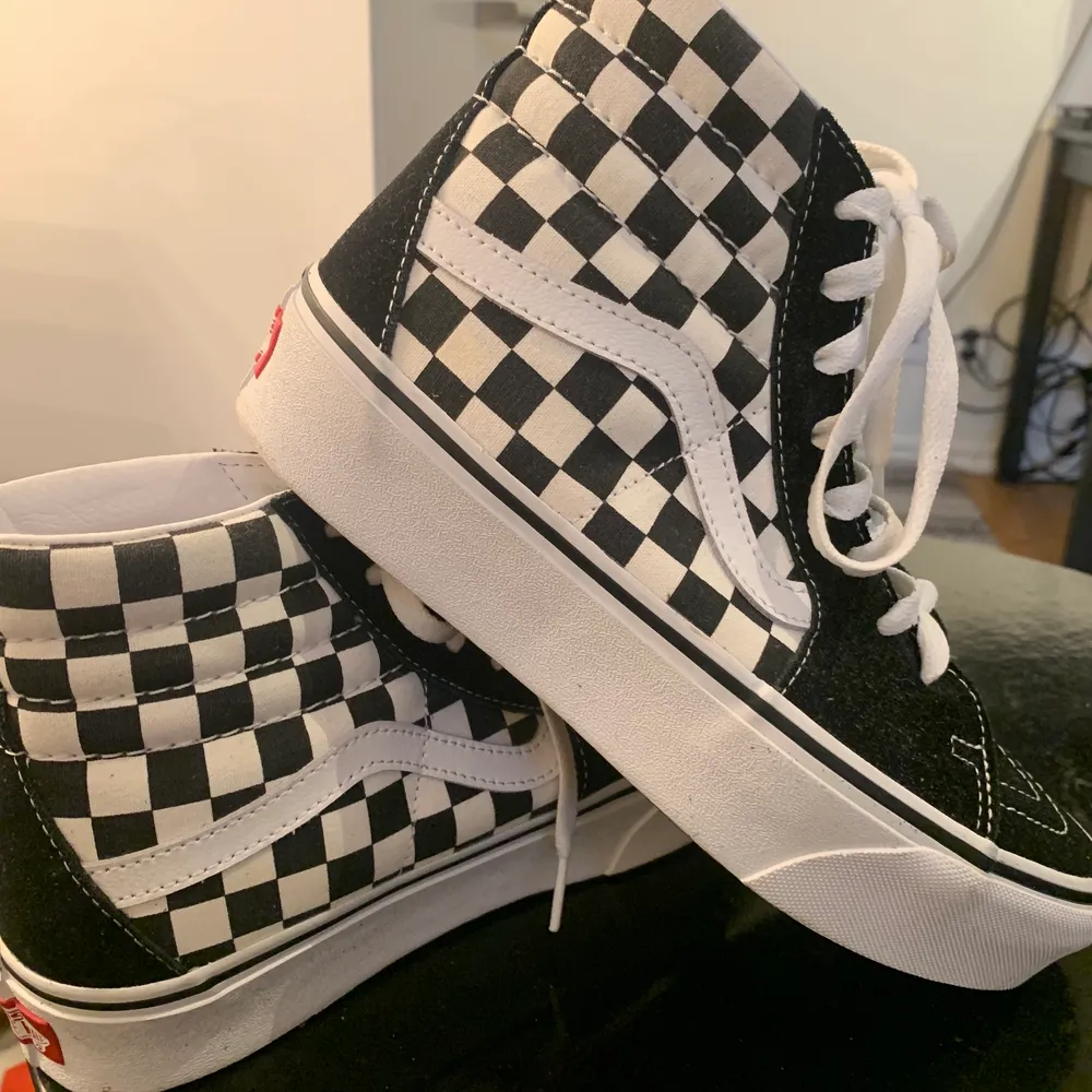 Höga Vans med schackrutigt mönster som är använda 1 gång och har inget trasigt, alltså ett mycket bra skick. Köptes för 1.100kr och säljes för 800kr. Storlek 39. Skor.