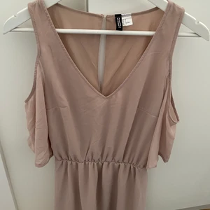 Klänning från H&m  - Snygg klänning från H&m. Aldrig använd. 