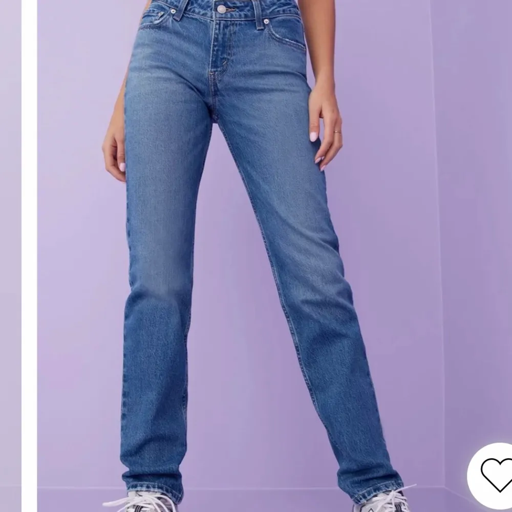 Säljer dessa Levis straight 714 lågmidjade jeans, pga att de är för små för mig. Använt ett få tal ggr och de är i bra skick . Jeans & Byxor.