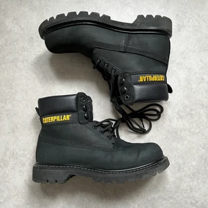 CAT BOT - Caterpillar boot stl 39. condition 8/10 (mindre scratch framtill på ena skon, kan skicka fler pics på begäran) 