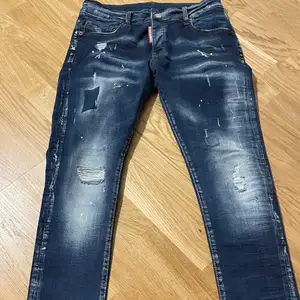 Ett par dsqured2 jeans som säljs  pga att dom är för små. Bara använt dom ungefär 4 gånger inga skador eller hål. Köpta i Usa för 480 USD men säljer dom för 1400