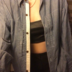 Denimskjorta - Lite annourluda skjorta i denimtyg med små vita prickar. Köpt på stadsmissionen för några år sedan.