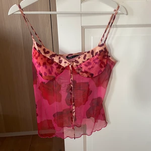 Linne - Gulligt röd-rosa linne i typ mesh material, aldrig använd💓