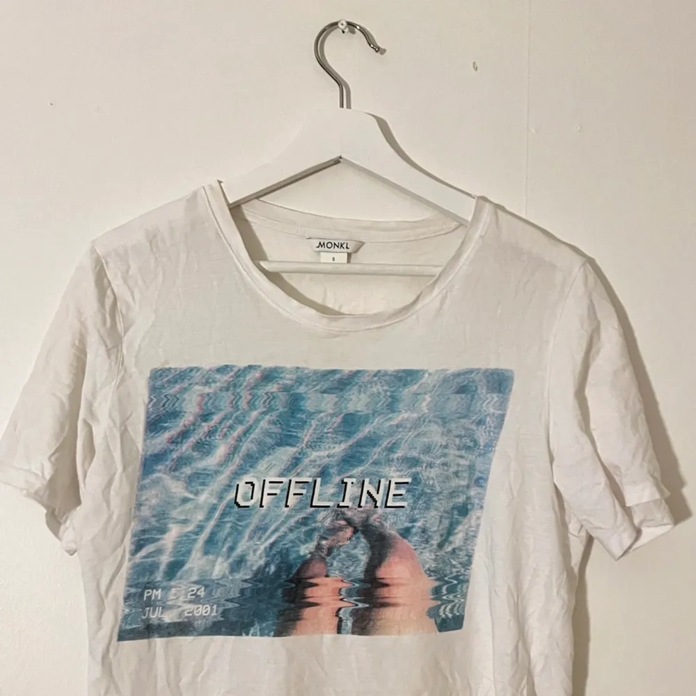”OFFLINE” från monki . T-shirts.