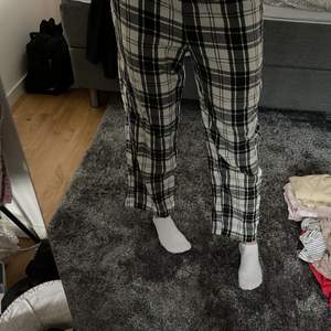 Fina rutiga pyjamasbyxor från H&M i storlek S, för mig är dom lite korta i benen så därför säljer jag dom