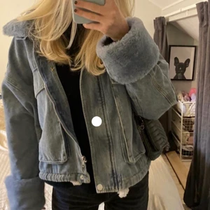 Jeans jacka med päls - As snygg jacka från missguided! Nyskick och inte jätte använd (hittar inte den på hemsidan så antar att den är slutsåld) Sista bilden är min!😘 köp direkt för 350❤️