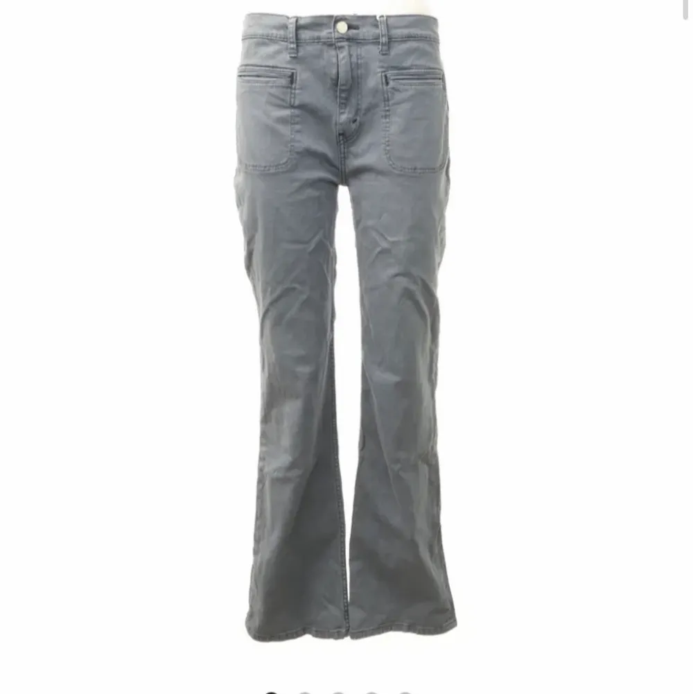 Säljer mina super snygga lågmidjade jeans, köpta second hand! Jag är runt 167 cm och dessa är en aning långa på mig! . Jeans & Byxor.