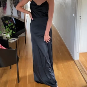 Klänning - Säljer min balklänning från förra året. Använd 1 gång! Tidlös och så snygg!!