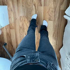 Zara jeans - Super sköna och snygga Jeans med slitts vid byxbenet från ZARA