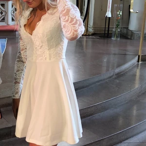 Vit spetsklänning från bubbleroom - Säljer min vita klänning från bubbleroom som jag hade när jag slutade 9an! Endast använd en gång, NYSKICK!!  Stl S men skulle säga att den är lite mer som en XS! Så så fin klänning som är perfekt nu till studenten🥂🥂 nypris 600kr<333