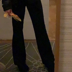 kostymbyxor - tja, ursnygga svarta kostymbyxor från bikbok i strl 34, sitter dunder och är helt i nyskick, raka i modellen, kom privat för fler bilder och mått 150kr inkl frakt😋