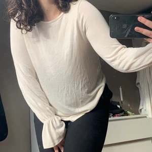 Stickad tröja  - Stickad tröja i tunnare material men lite tunnare tyg. Den har jättefina volanger vid händerna och är superfin nu till våren😊