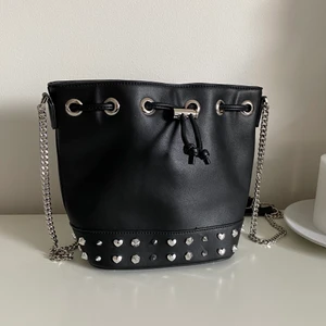 Väska - Supersnygg svart väska. Oklart vart ifrån den är, men endast använd några få gånger så väldigt fint skick!